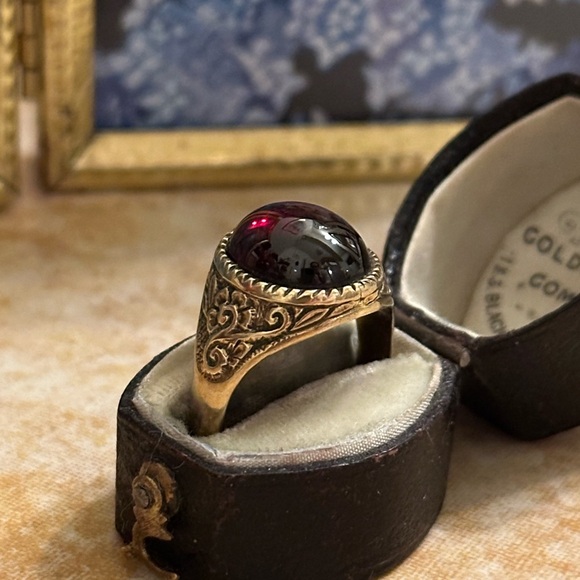 Vintage 9K Gold Garnet Cabochon Ring In Floral Setting Size 6.75 - Picture 3 of 16